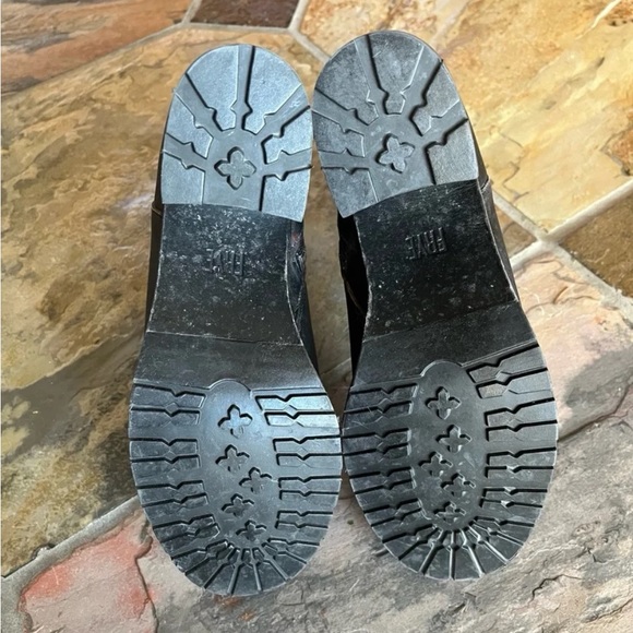 🍃💕NIB FRYE Karen Ankle Zip Distressed Black Leather Bootie Size US 9 - Picture 8 of 12